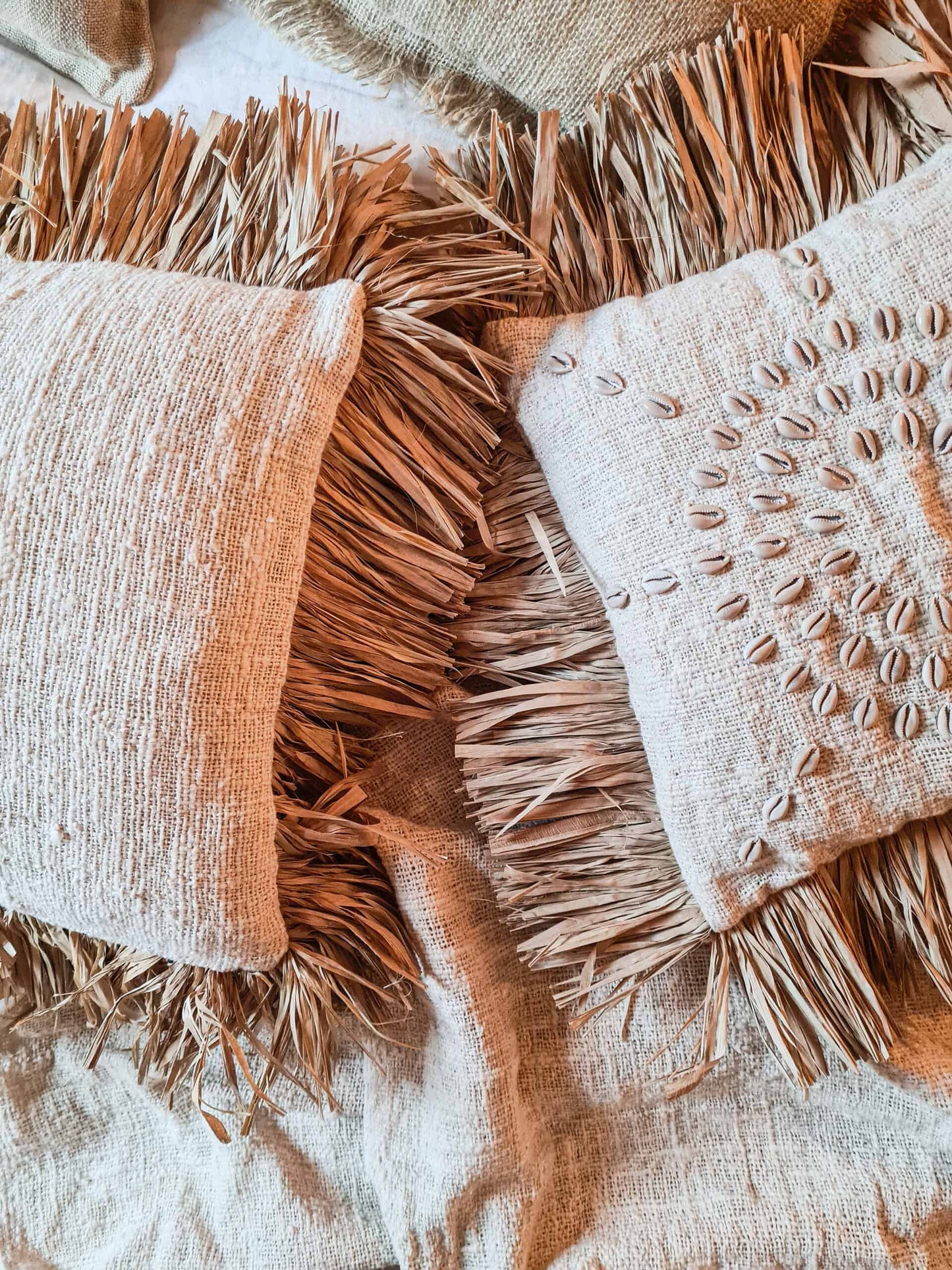 LINEN CUSHION WITH RAFFIA FRINGES