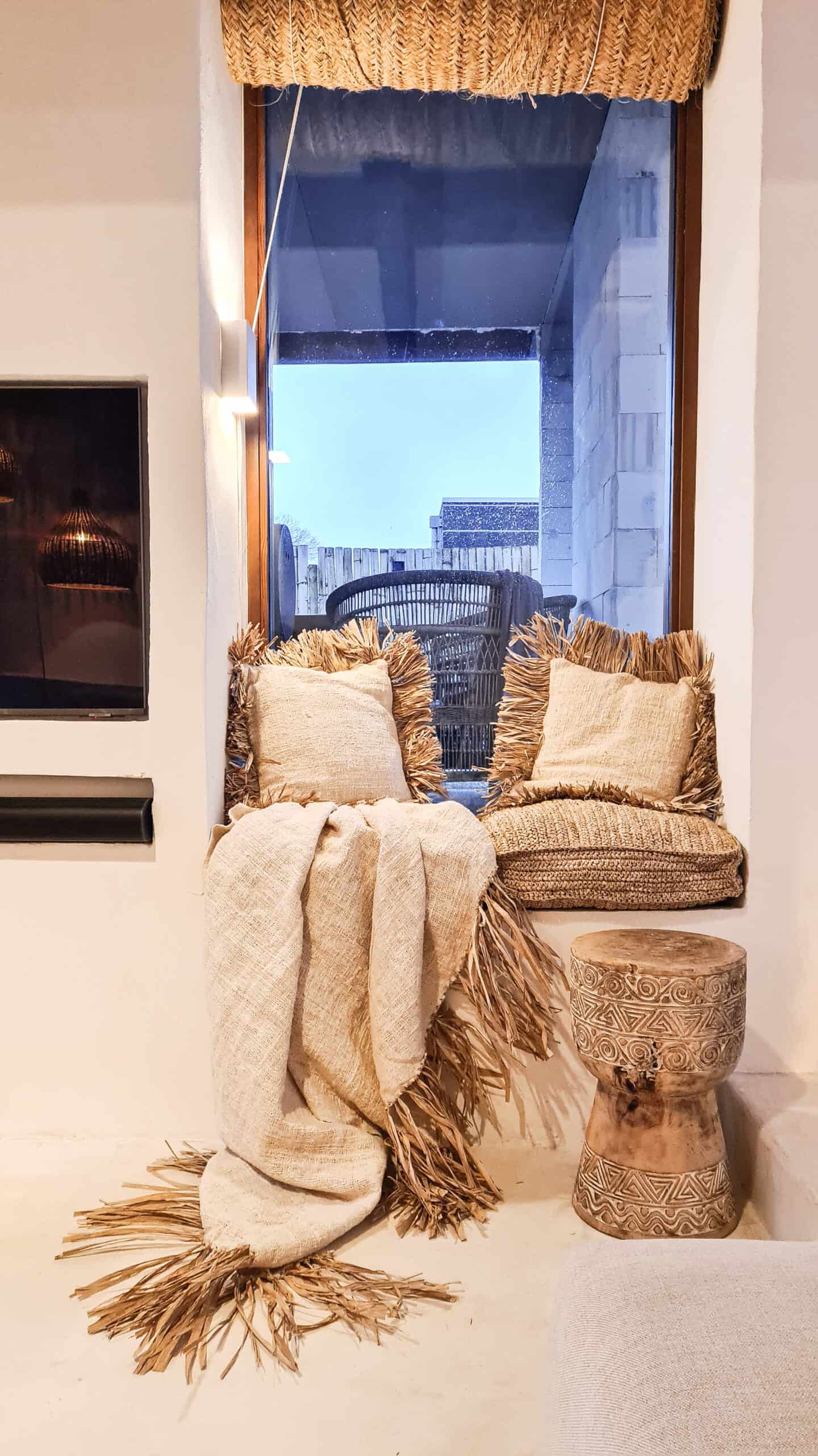 LINEN CUSHION WITH RAFFIA FRINGES