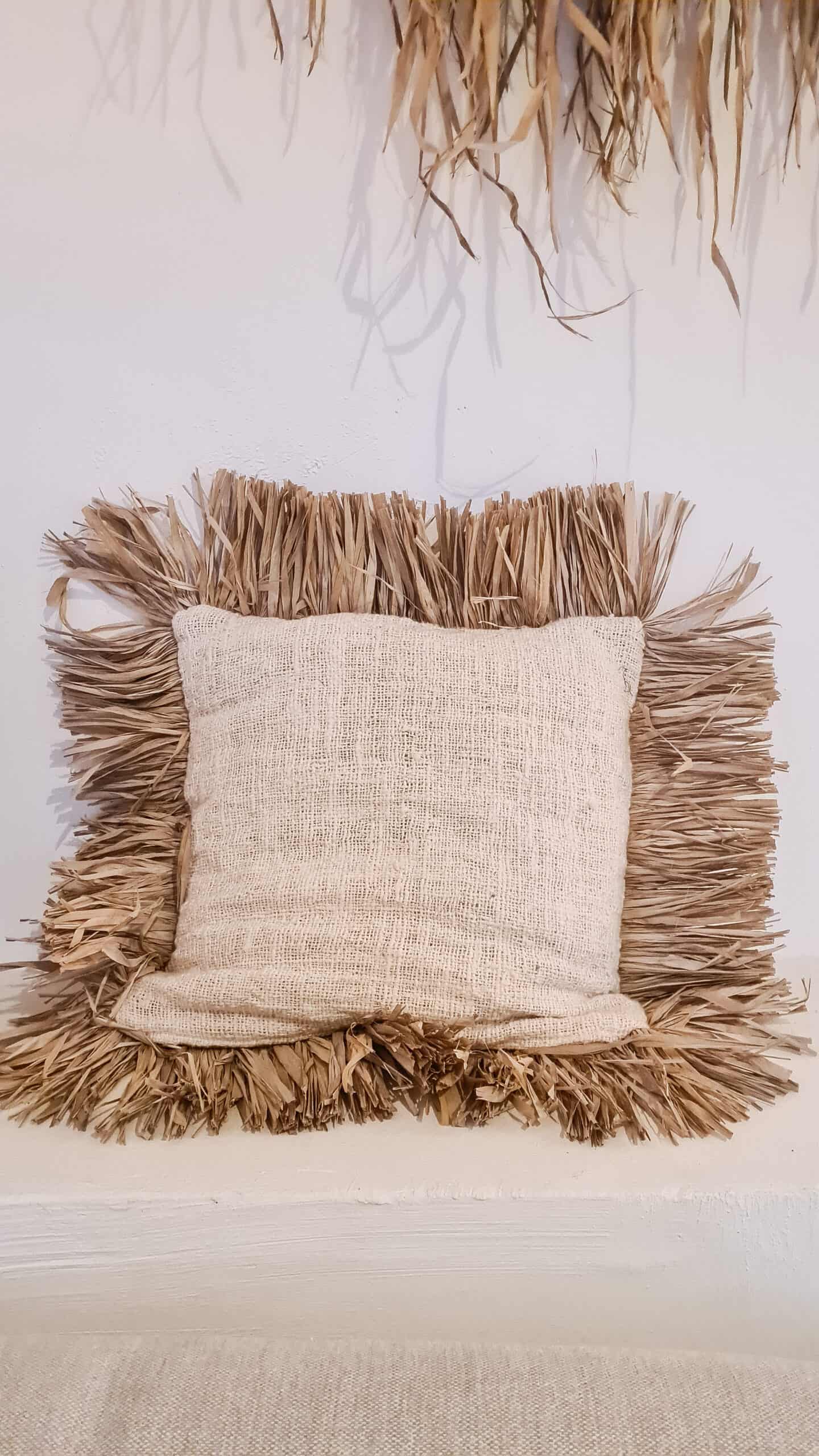 LINEN CUSHION WITH RAFFIA FRINGES