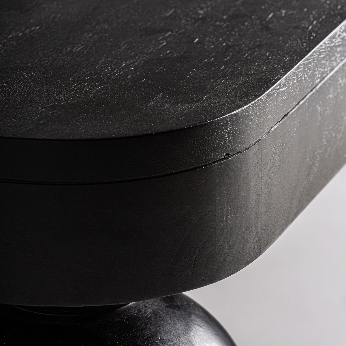 IVAIL DINING TABLE