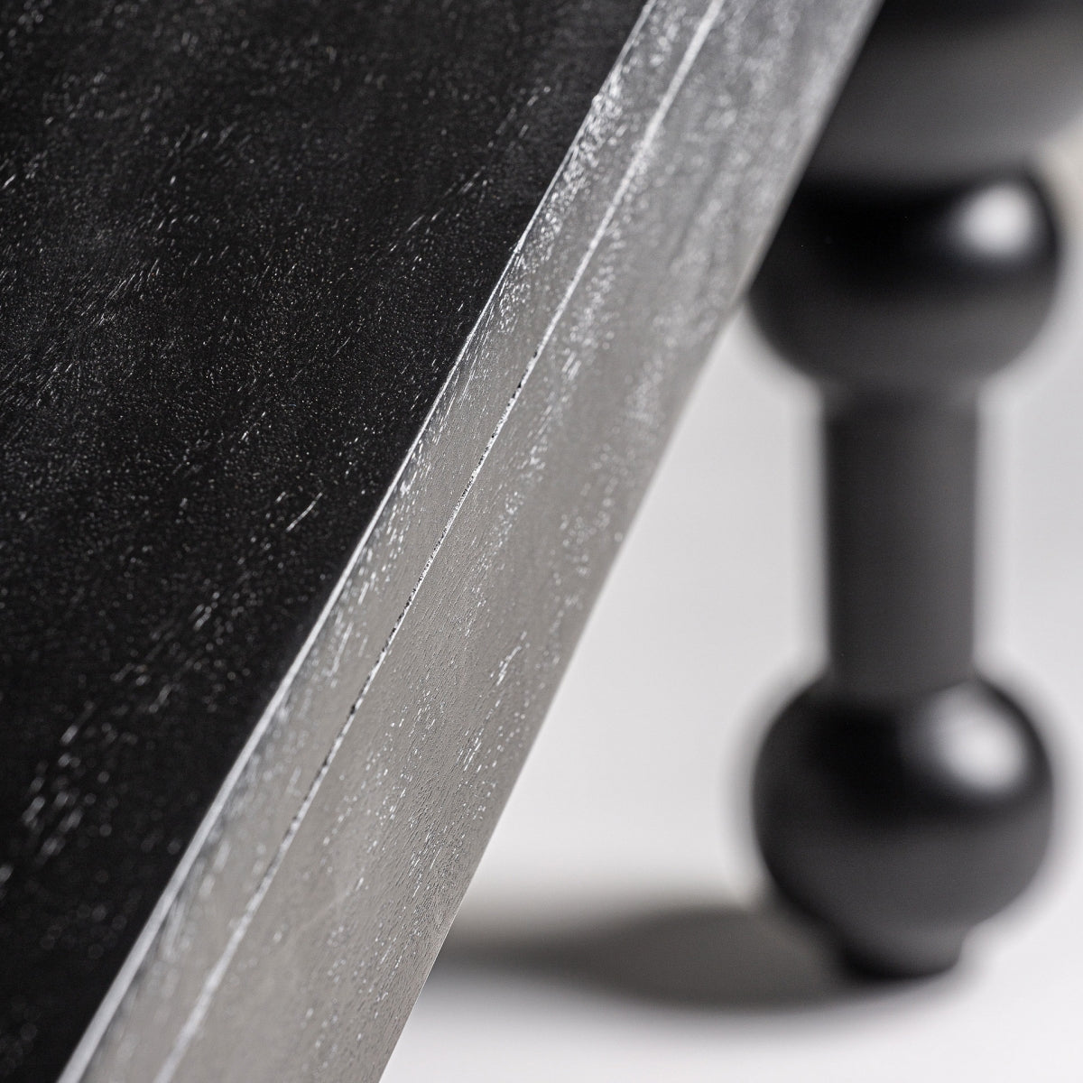 IVAIL DINING TABLE