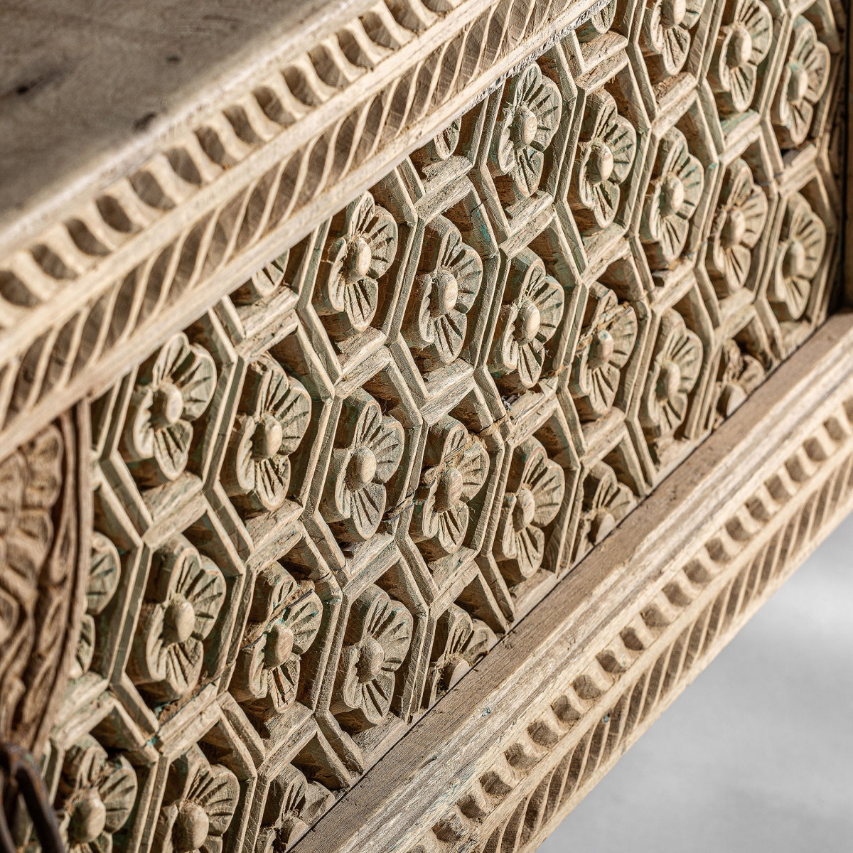 LAKATO CONSOLE TABLE