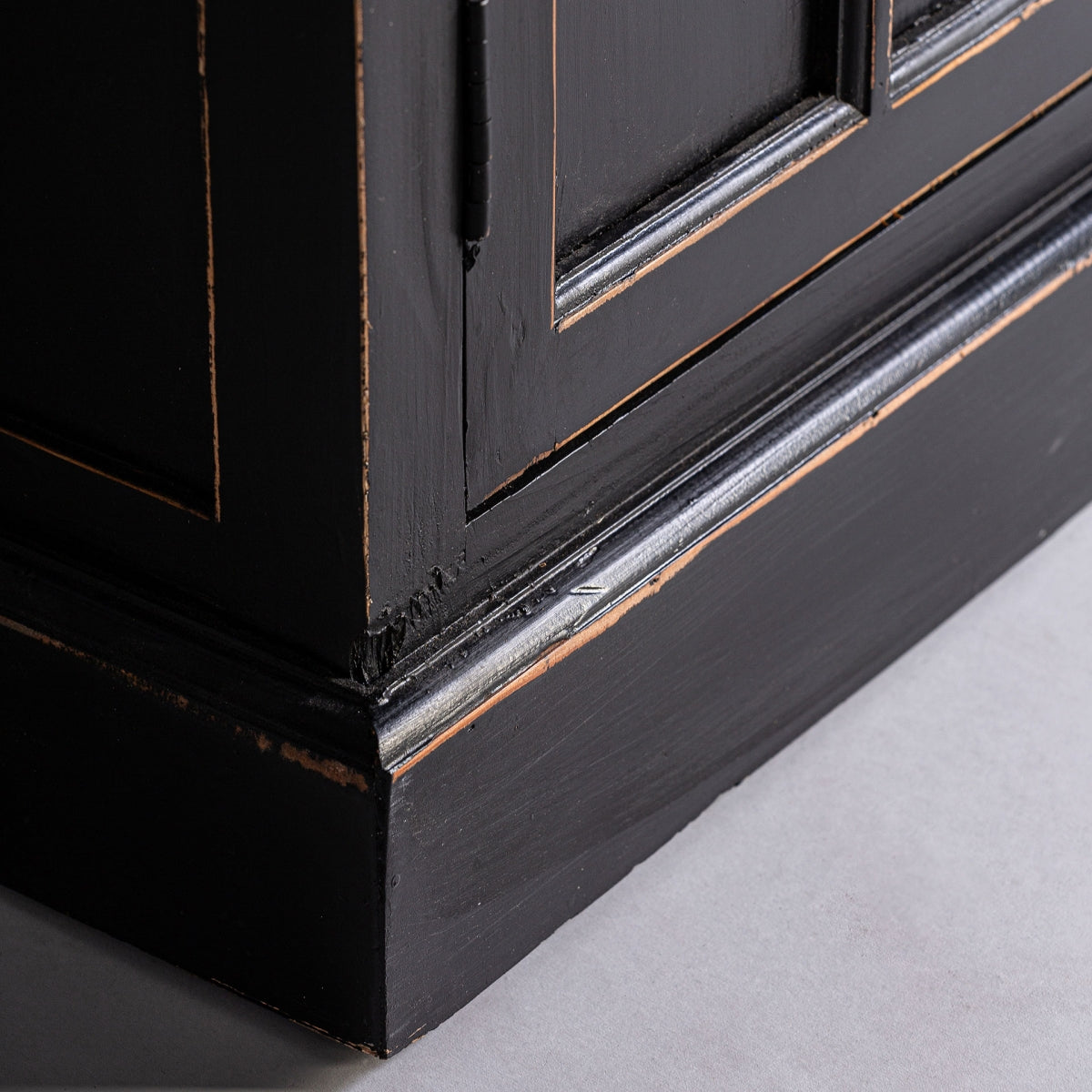 ZENDAYA GLASS CABINET