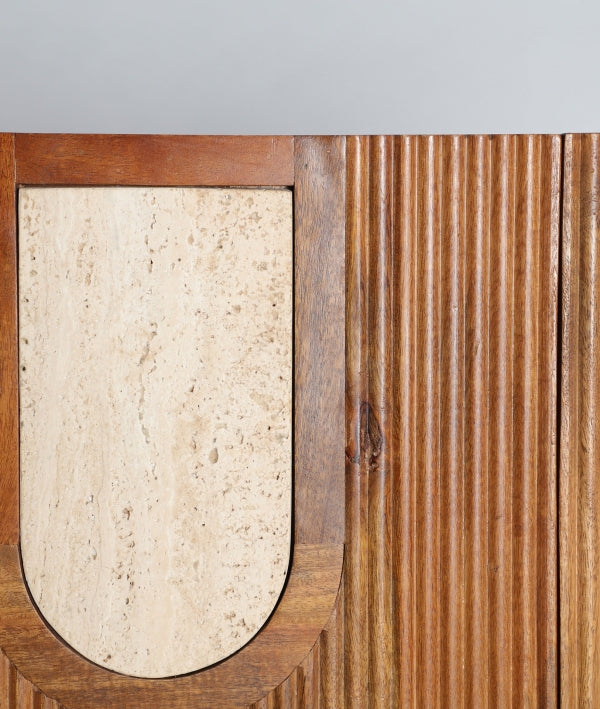 Гардероб от травертин и манго Кло