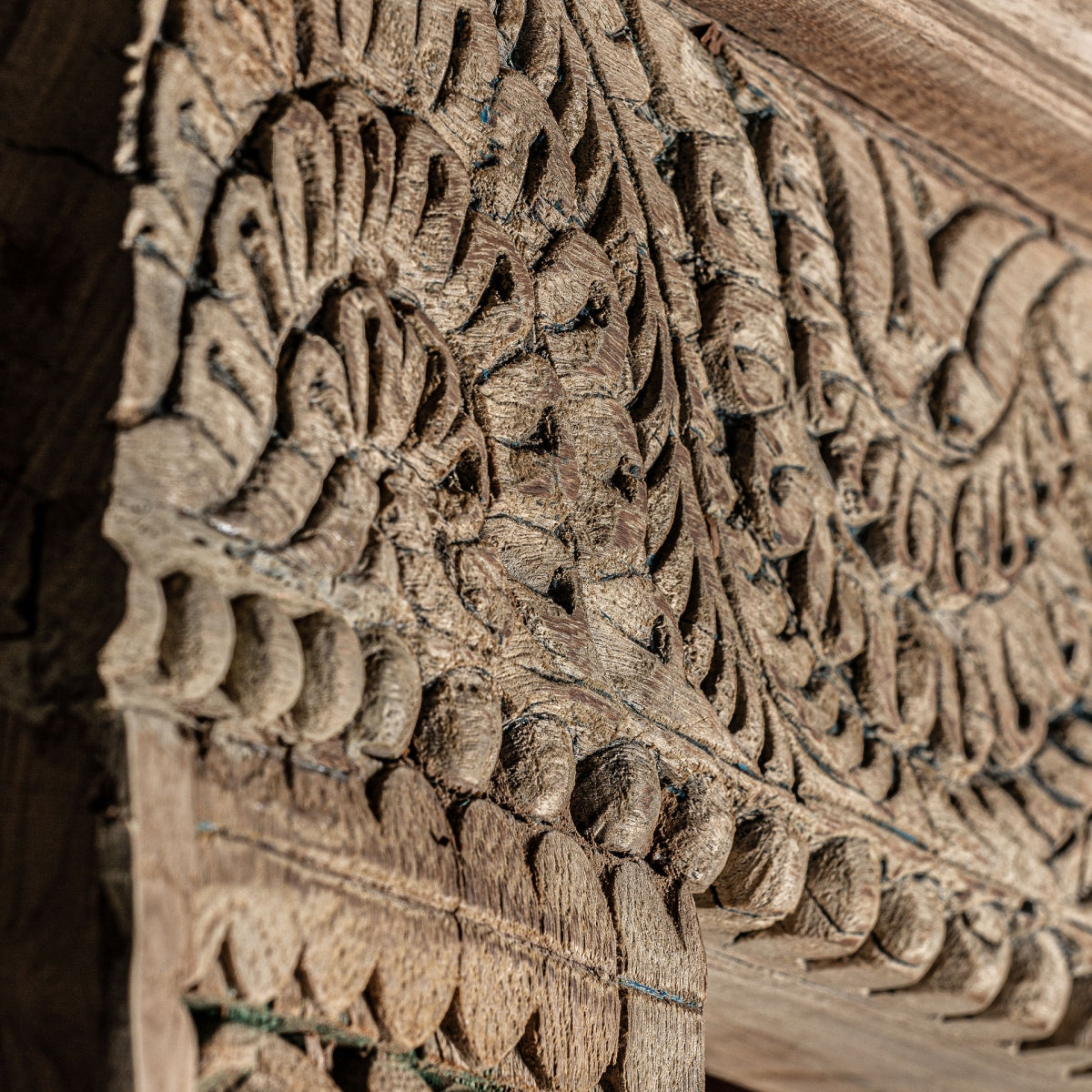 UNIQUE CARVE BOOKCASE