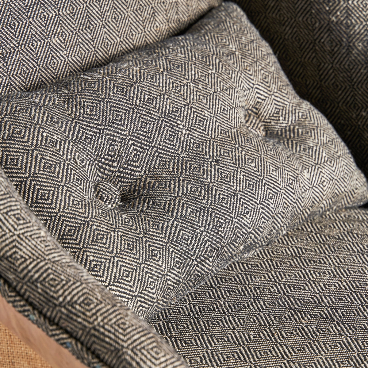 RUOMS ARMCHAIR