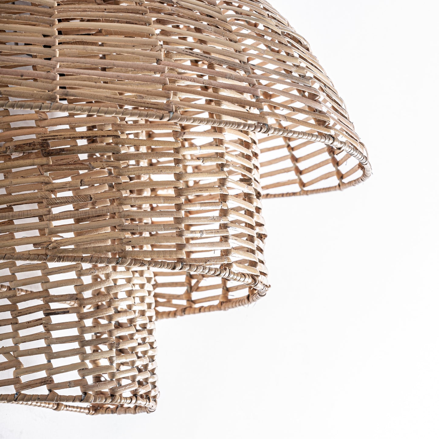 PLISSÉ RATTAN WALL LAMP