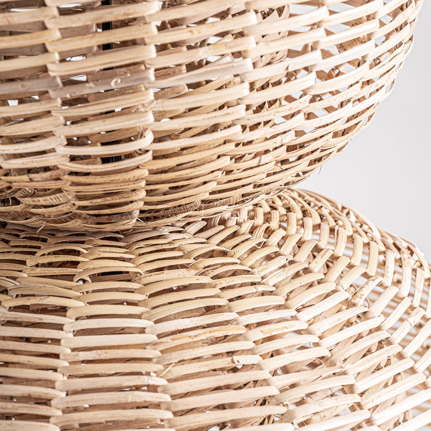 PLISSÉ RATTAN WALL LAMP