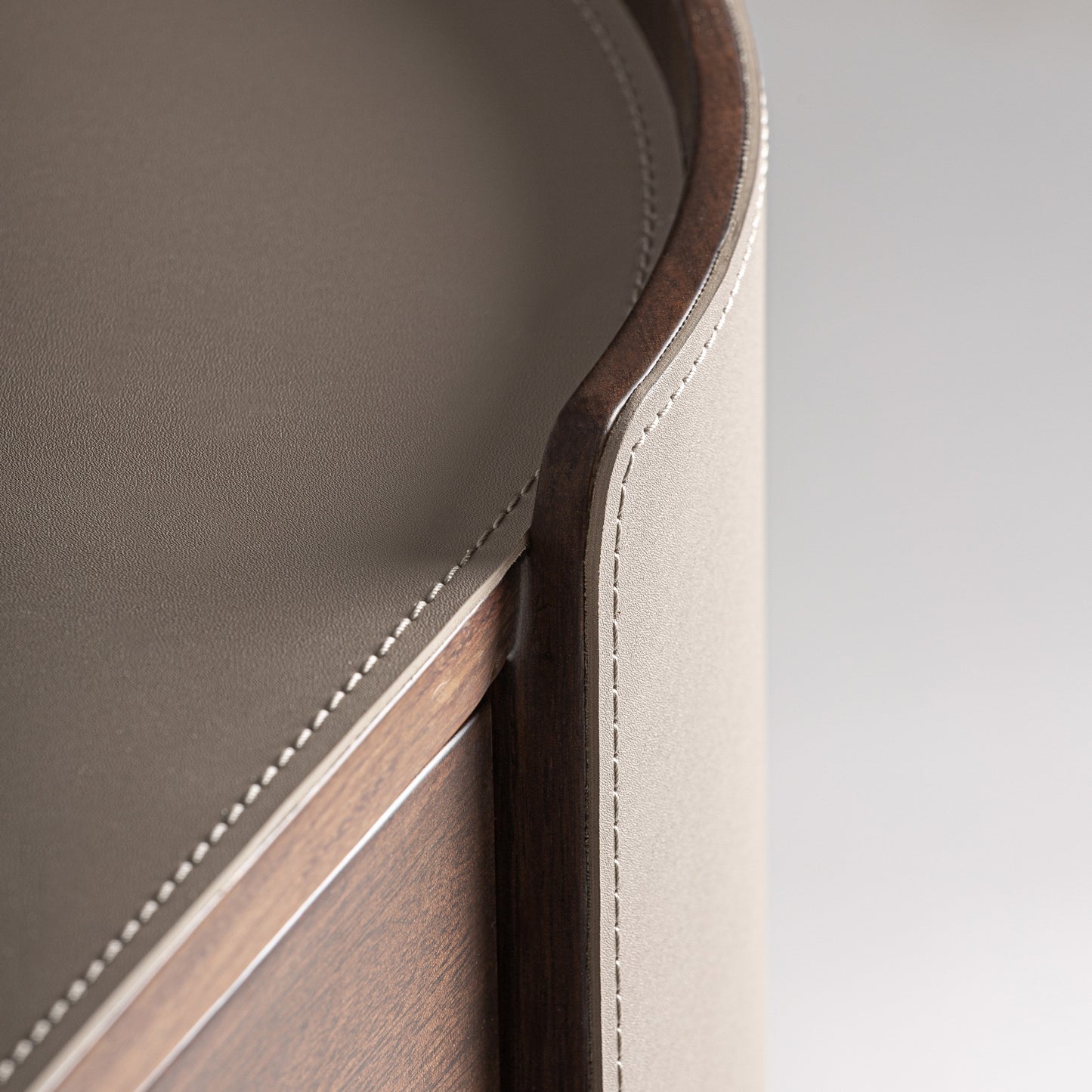 GISWIL CHEST OF DRAWERS