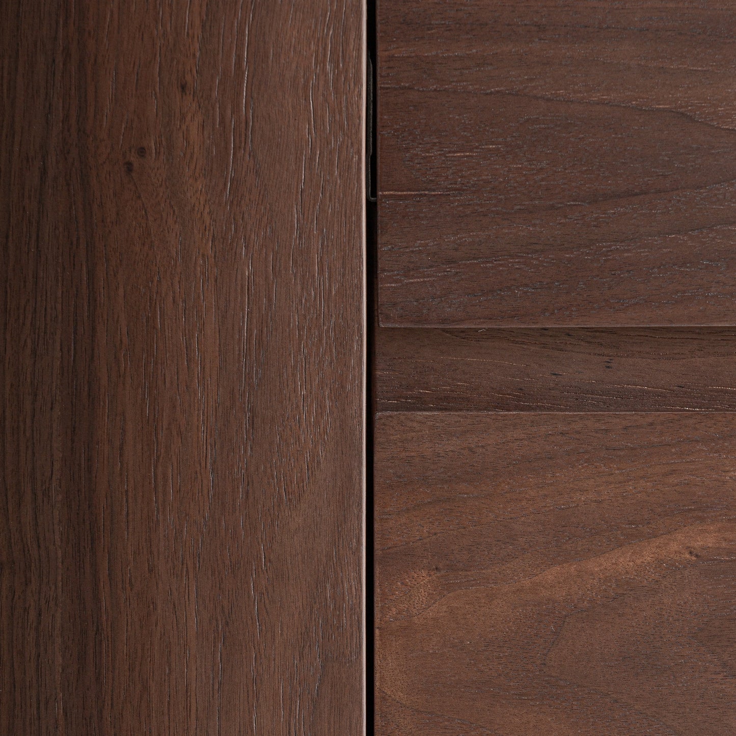 GISWIL CHEST OF DRAWERS