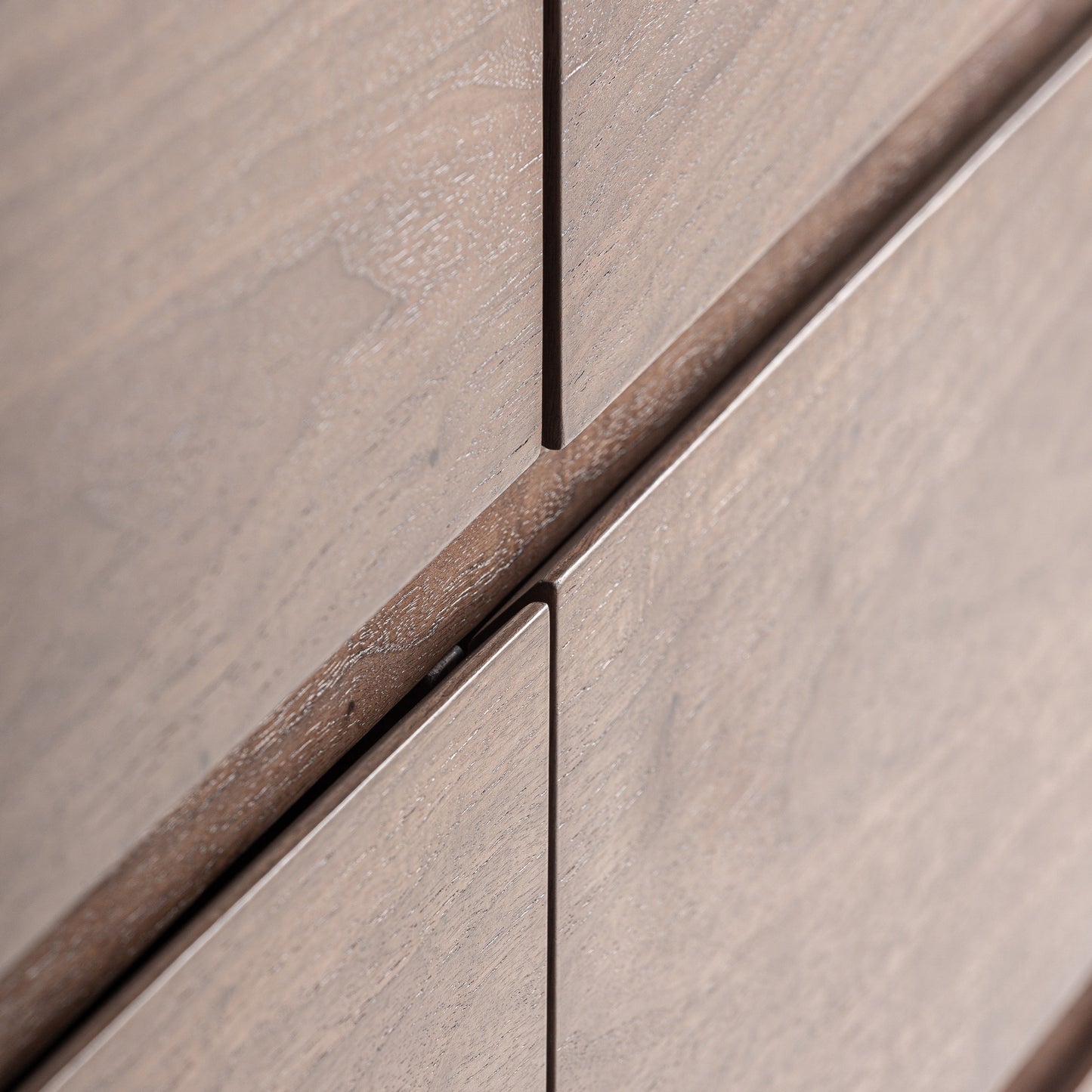 GISWIL CHEST OF DRAWERS