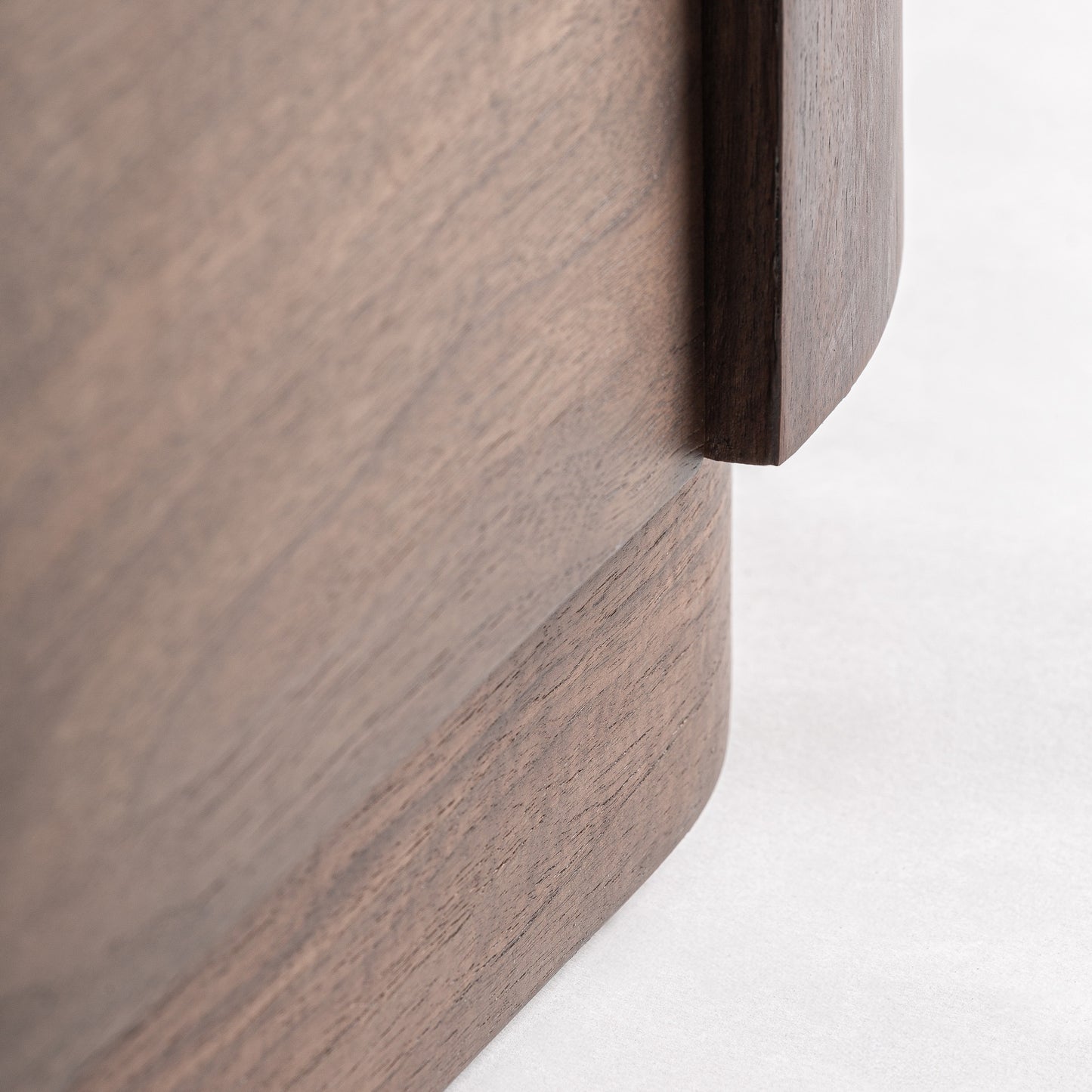 GISWIL CHEST OF DRAWERS