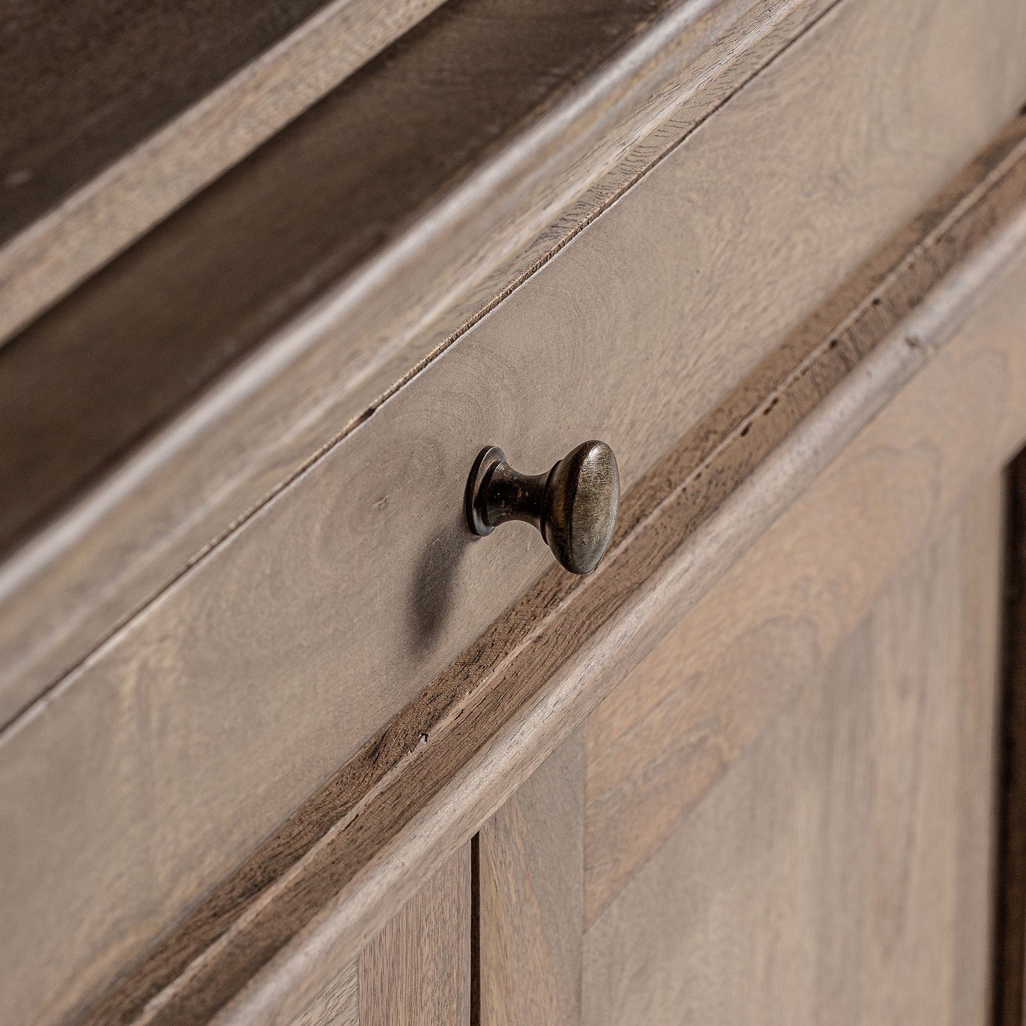 MANDERN BOOKCASE