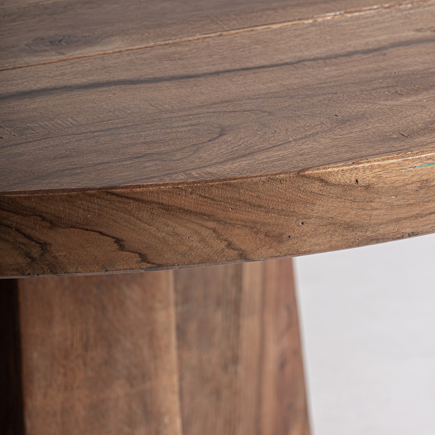 КРЪГЛА МАСА ЗА ТРАПЕЗАРИЯ BRUTALIST