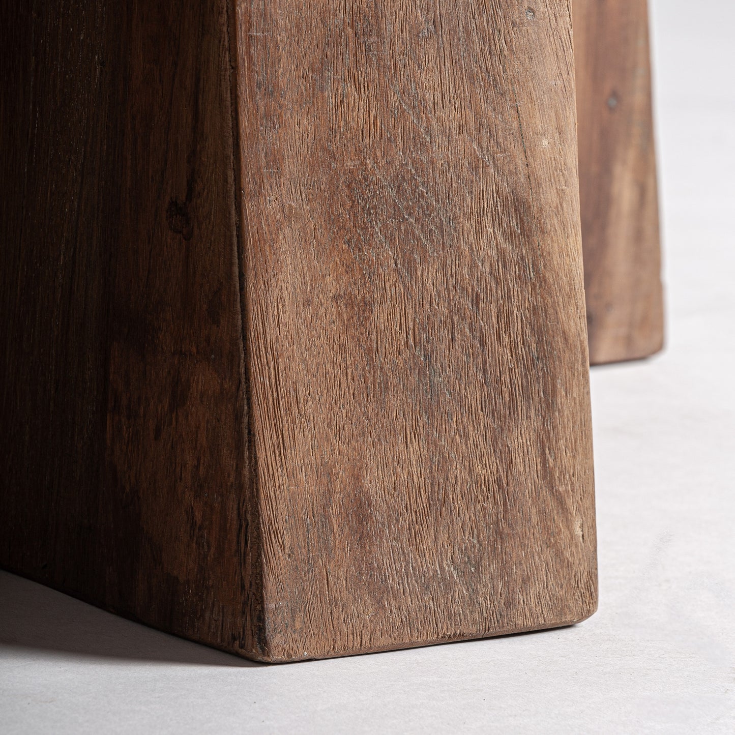 КРЪГЛА МАСА ЗА ТРАПЕЗАРИЯ BRUTALIST