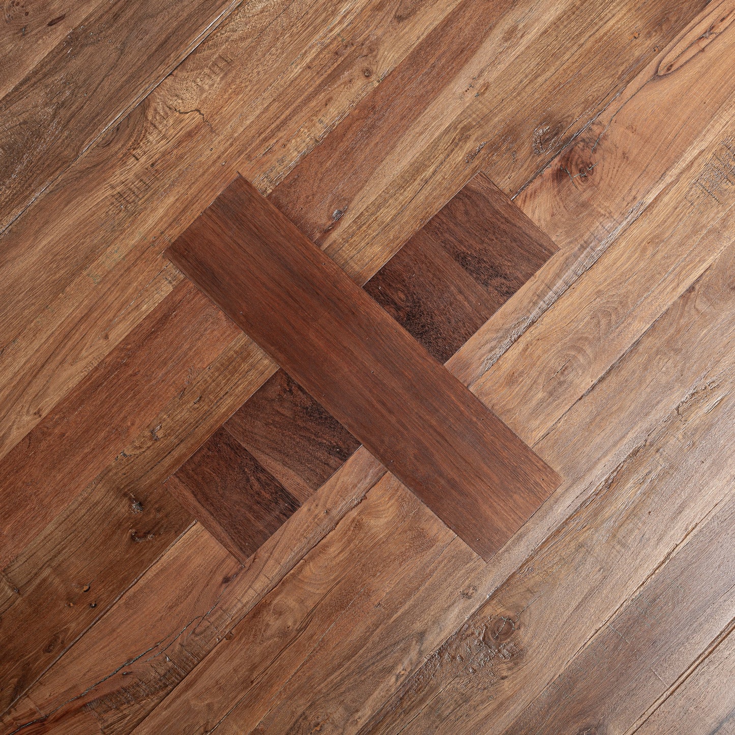 КРЪГЛА МАСА ЗА ТРАПЕЗАРИЯ BRUTALIST