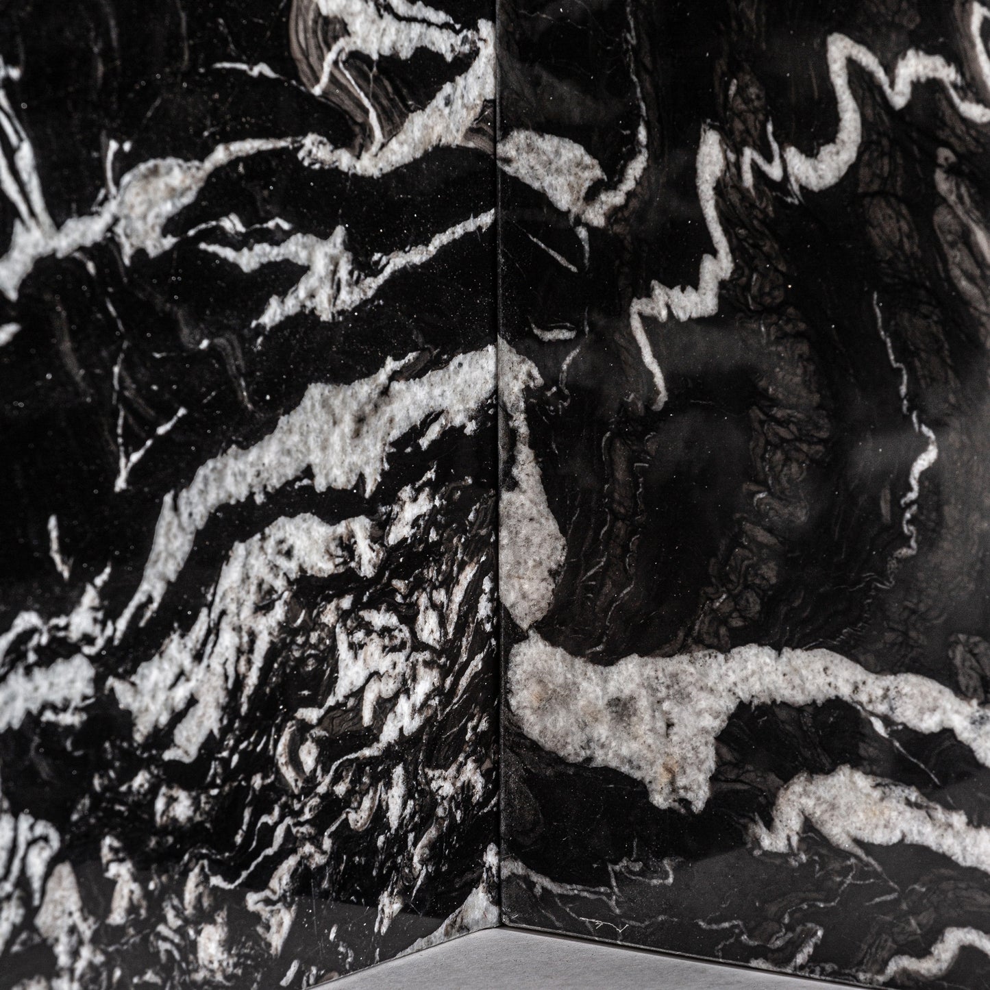 МАСА ЗА ТРАПЕЗАРИЯ ОТ МРАМОР GAUTBY