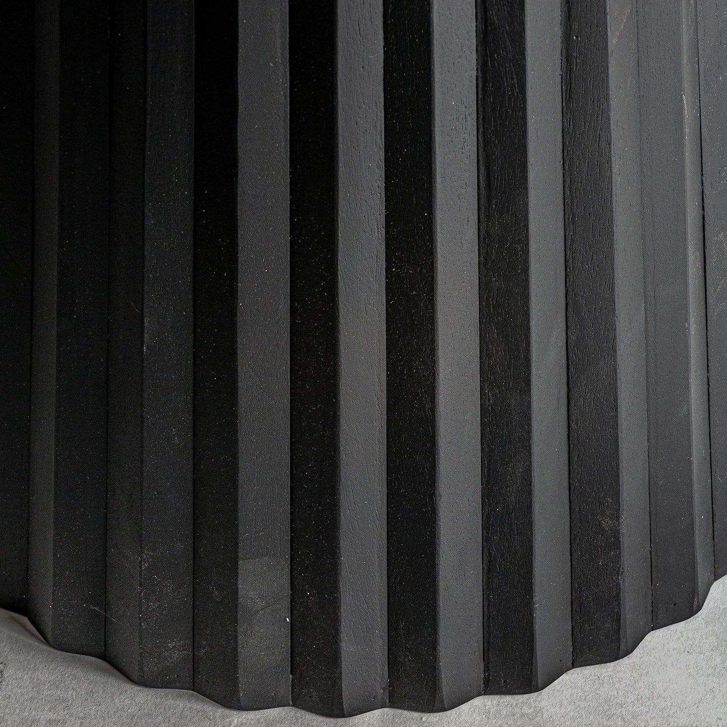 PLISSÉ WOOD DINING TABLE