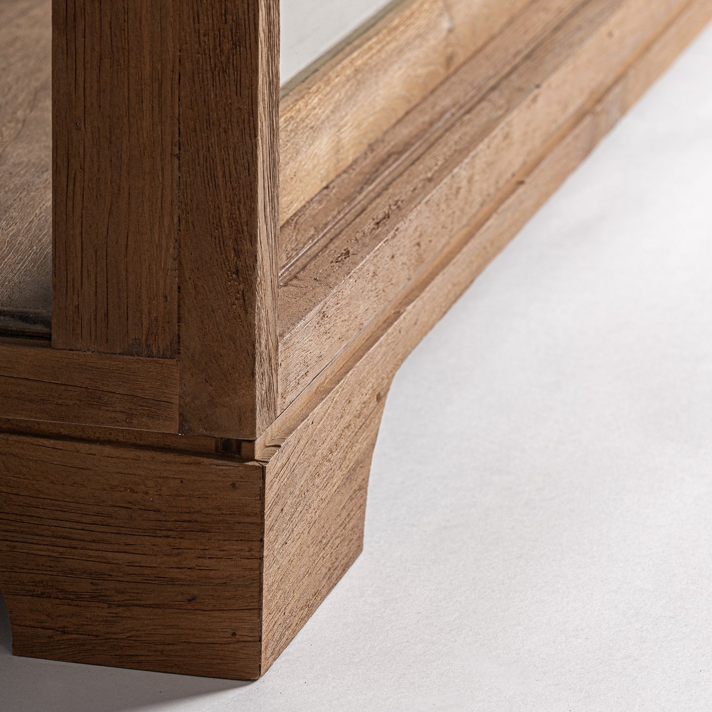 СТЪКЛЕНА ШКАФА ОТ ТИКОВО ДЪРВО