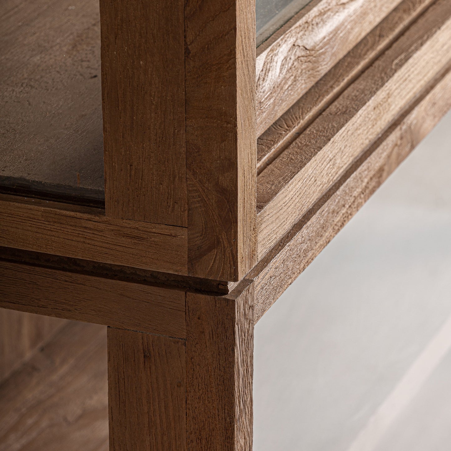 СТЪКЛЕНА ШКАФА ОТ ТИКОВО ДЪРВО