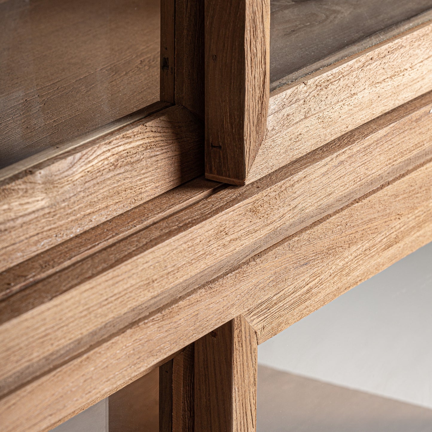 СТЪКЛЕНА ШКАФА ОТ ТИКОВО ДЪРВО