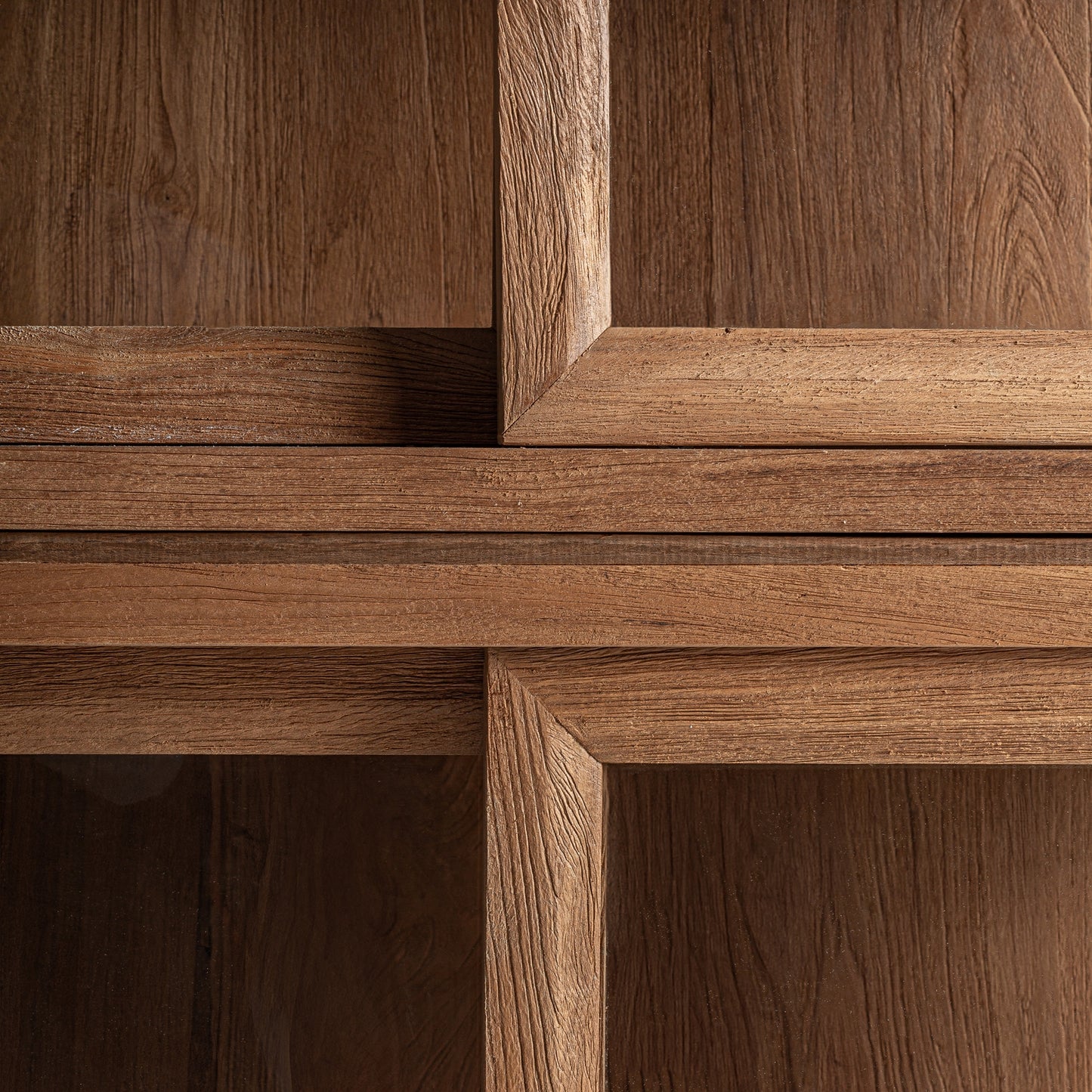 СТЪКЛЕНА ШКАФА ОТ ТИКОВО ДЪРВО