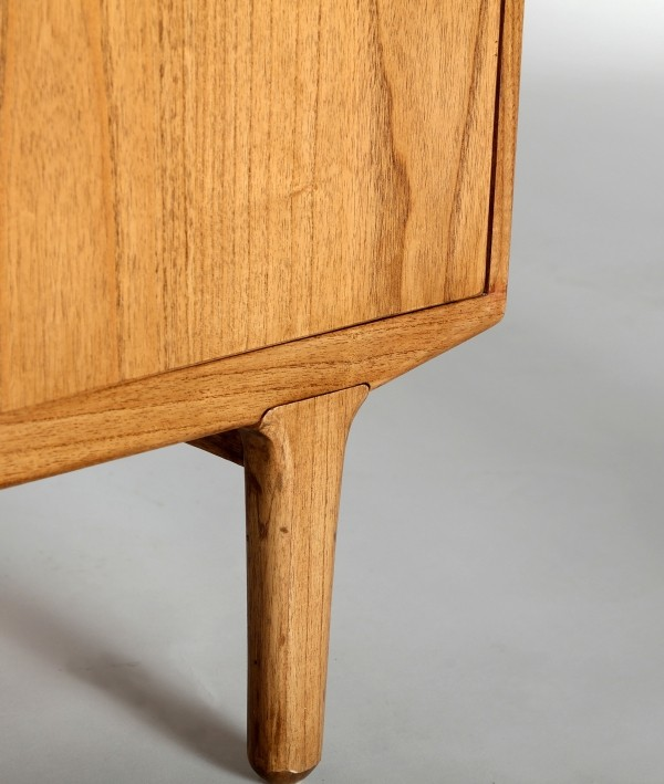 СТЪКЛЕН ШКАФ KAMENZ